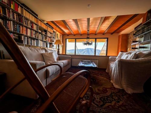 Claverol卡萨丘吉尔酒店的带沙发和书架的客厅
