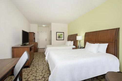 林垦林肯市区/嘿市场希尔顿花园酒店的酒店客房设有两张床和电视。