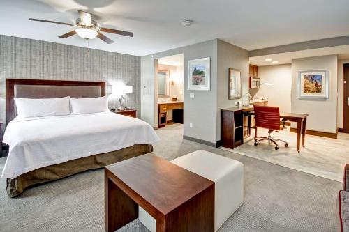布兰奇堡帕克布里奇沃特/布兰奇希尔顿惠庭套房酒店的酒店客房配有一张床、一张书桌和一张书桌。