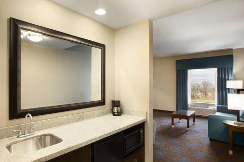 埃奇伍德阿伯丁/APG南汉普顿旅馆及套房酒店的酒店客房设有水槽和镜子