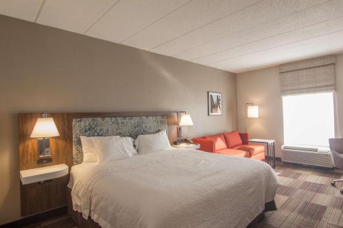梅迪纳麦地那汉普顿酒店的配有一张床和一把椅子的酒店客房