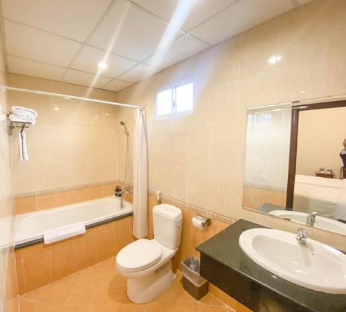 胡志明市Bon Ami Hotel - Thiên Xuân Hotel的浴室配有卫生间、盥洗盆和浴缸。