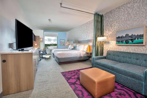 威奇托福尔斯Home2 Suites By Hilton Wichita Falls, Tx的酒店客房,配有床和沙发