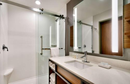 普雷斯科特Hilton Garden Inn Prescott Downtown, Az的一间带水槽和镜子的浴室