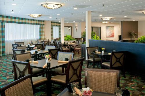 圣达菲圣达菲希尔顿逸林酒店的餐厅内带桌椅的用餐室