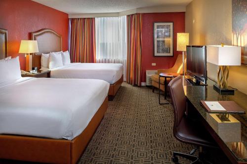 切斯特菲尔德圣路易斯希尔顿逸林酒店 - 切斯特菲尔德的酒店客房设有两张床和电视。