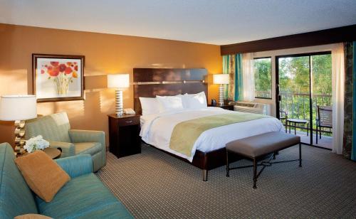 圣达菲圣达菲希尔顿逸林酒店的大型酒店客房,配有床和沙发