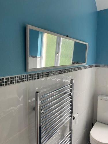 布莱克浦Richards Retreat Blackpool的一间带镜子和卫生间的浴室