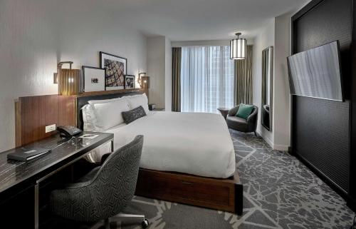 芝加哥芝加哥希尔顿伦敦之家古玩系列酒店的酒店客房配有一张床、一张书桌和一张书桌。