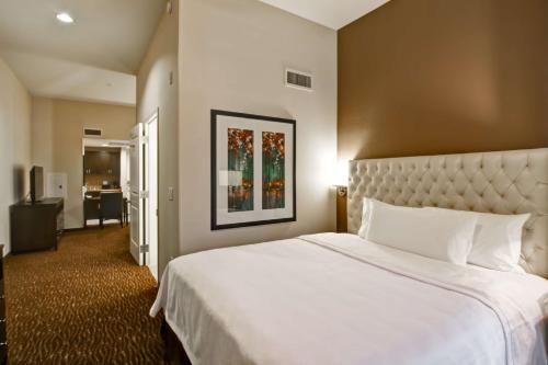 帕罗奥多帕洛阿尔托希尔顿惠庭套房酒店的酒店客房带一张大床,带白色床单