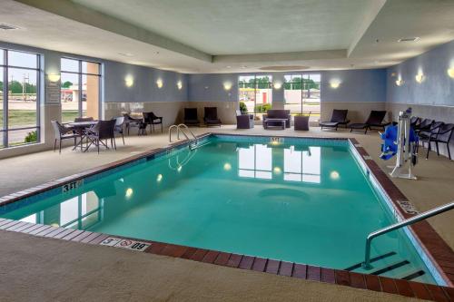 阿卡德尔菲亚阿卡德尔菲亚希尔顿恒庭酒店的游泳池位于酒店带桌椅的客房内