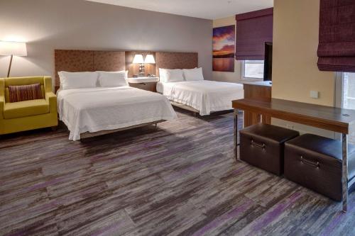 阿卡德尔菲亚阿卡德尔菲亚希尔顿恒庭酒店的酒店客房配有两张床和一张书桌