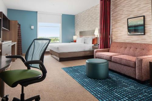 RowlettHome2 Suites By Hilton Rowlett Rockwall Marina的酒店客房,配有床和沙发