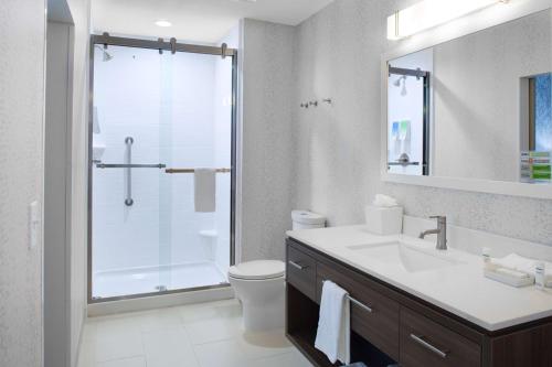 查尔斯湖Home2 Suites By Hilton Lake Charles的浴室配有卫生间、盥洗盆和淋浴。