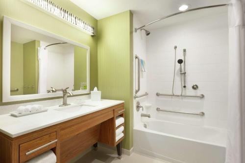 达拉姆达勒姆教堂山希尔顿欣庭套房酒店的一间带水槽和淋浴的浴室