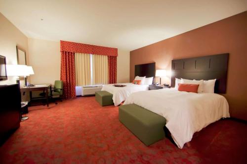 肯特希尔顿西雅图/肯特汉普顿套房酒店的酒店客房配有两张床和一张书桌