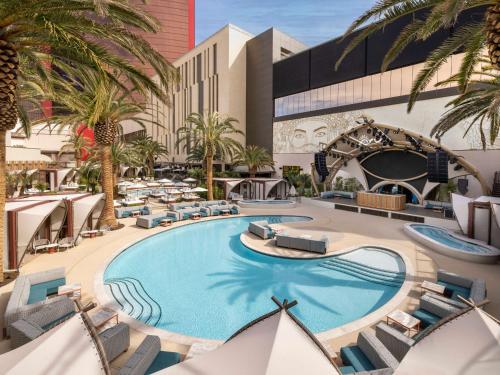 拉斯维加斯Crockfords Las Vegas, LXR Hotels & Resorts at Resorts World的度假村游泳池的图片