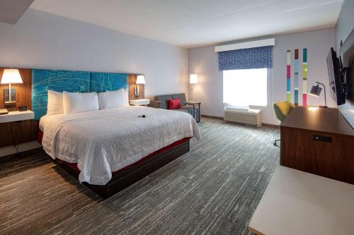 夏洛特汉普顿酒店及套房 - 夏洛特机场的酒店客房设有一张大床和一台电视。