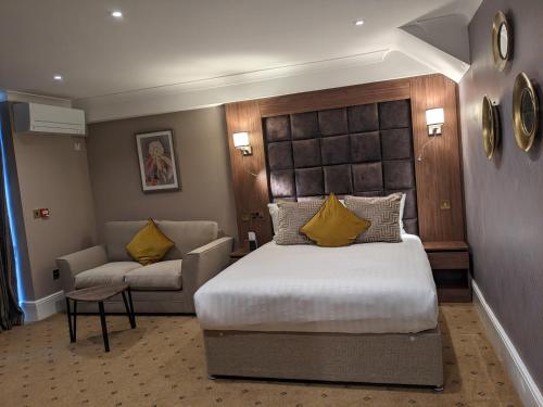 哈罗The Tudor Hotel的酒店客房,配有床和沙发