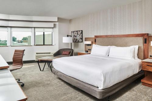 福乐顿市Doubletree By Hilton Fullerton的酒店客房带一张大床和一把椅子