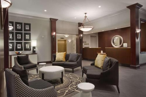 费城费城城市大道希尔顿惠庭套房酒店 的大堂配有沙发、椅子和桌子