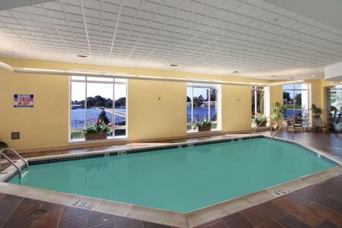 费城费城城市大道希尔顿惠庭套房酒店 的大型游泳池位于酒店客房内,