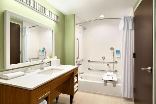 哈斯布鲁克高地哈斯布鲁克高地希尔顿欣庭套房酒店的一间带水槽、浴缸和淋浴的浴室