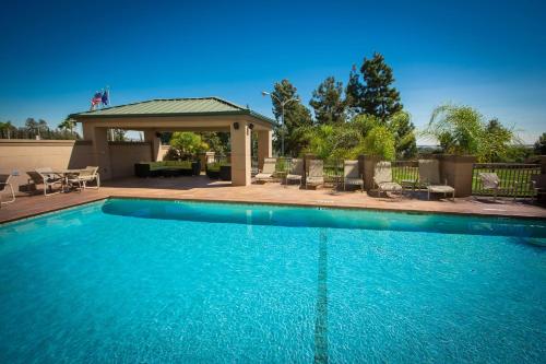 蒙特贝罗洛杉矶蒙特贝罗希尔顿花园酒店的一个带凉亭的大型游泳池