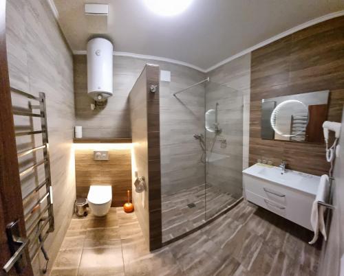 ChlʼabaPenzión Modrá ryba的浴室配有卫生间、盥洗盆和淋浴。