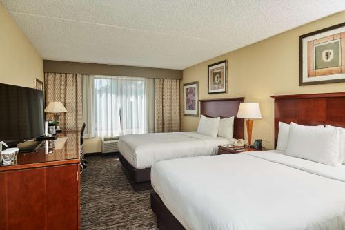 普林斯顿普林斯顿希尔顿逸林酒店的酒店客房设有两张床和一台平面电视。