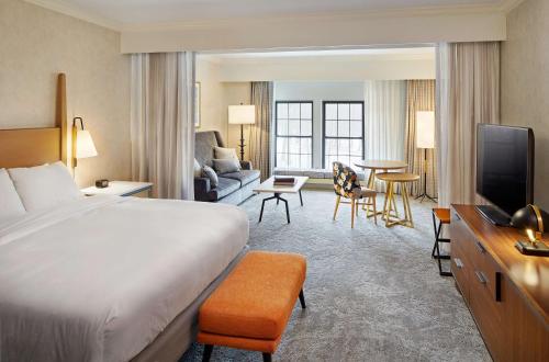 Pearl River珍珠河希尔顿酒店的酒店客房设有床和客厅。