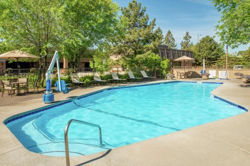 米苏拉密苏拉厄齐沃特希尔顿逸林酒店的度假村内一个蓝色的大泳池