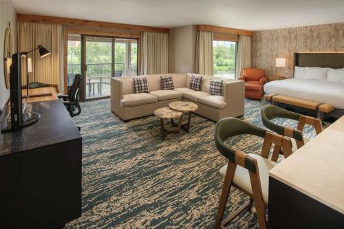米苏拉密苏拉厄齐沃特希尔顿逸林酒店的酒店客房设有床和客厅。
