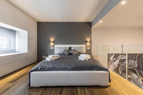 多莫多索拉Domo Loft的一间卧室设有一张大床和一个窗户。