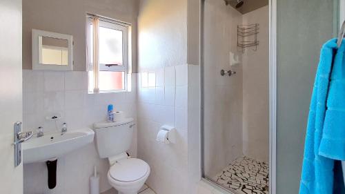 杰弗里湾Lagoon & Ocean View Retreat的白色的浴室设有卫生间和淋浴。