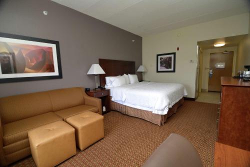 锡福德锡福德汉普顿酒店的酒店客房,配有床和沙发