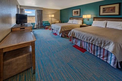 凯恩塔Hampton Inn Kayenta Monument Valley的酒店客房设有两张床和一台平面电视。