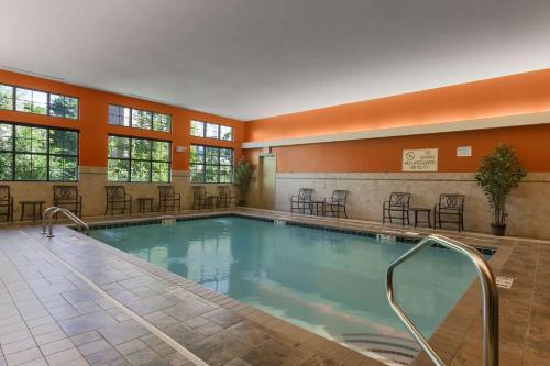 维斯塔宾厄姆顿/维斯塔希尔顿惠庭套房酒店的一座配有桌椅的酒店游泳池