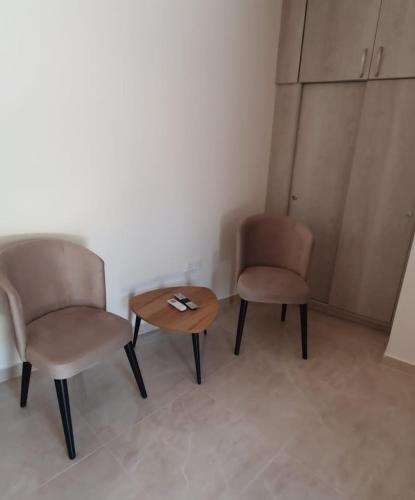 PelendriVillage Gem Peledri Studio的房间里的两张椅子和一张桌子