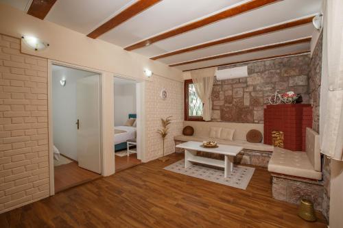 科托尔Villa Palma的一间设有一张床和一张桌子的房间