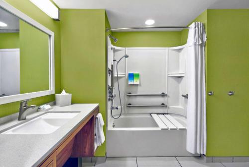 罗切斯特纽约希尔顿亨丽埃塔罗切斯特家庭套房酒店的带淋浴、浴缸和盥洗盆的浴室