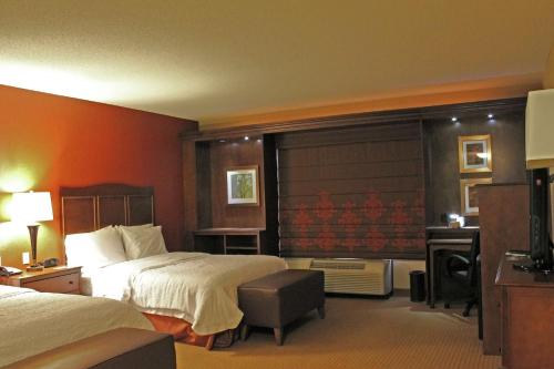 圣路易斯南圣路易斯55号洲际公路希尔顿恒庭旅馆&套房酒店的酒店客房配有两张床和一张书桌
