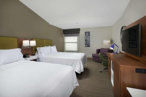 比尤特巴提希尔顿恒庭酒店的酒店客房设有两张床和一台平面电视。