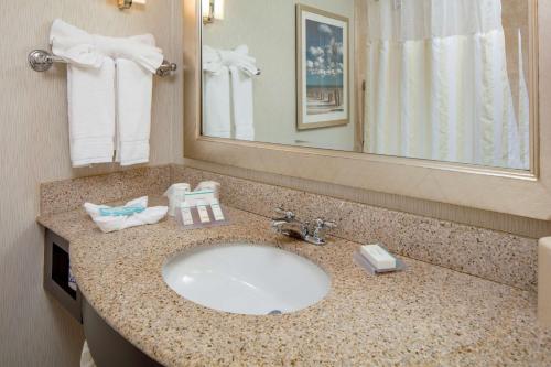 普里茅斯普利茅斯希尔顿花园酒店的一间带水槽和镜子的浴室