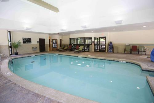 麦卡莱斯特麦卡莱斯特希尔顿恒庭旅馆&套房酒店的酒店的大型游泳池