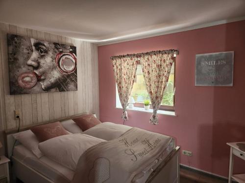 萨尔布吕肯萨吕度假屋酒店的一间卧室设有一张床和一个窗口