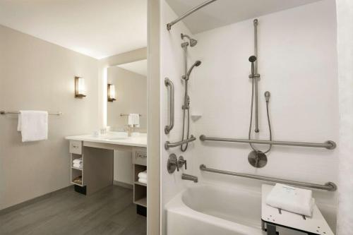 伍斯特Homewood Suites By Hilton Worcester的带浴缸和盥洗盆的浴室
