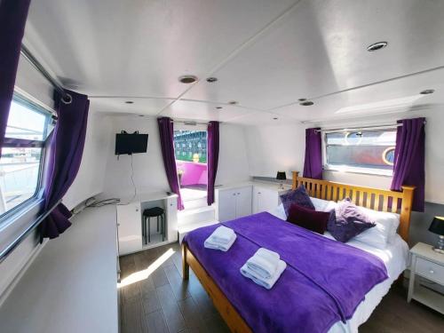 利物浦捷克博特酒店的一间位于货车中间的卧室,配有一张床
