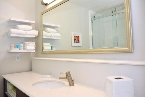 大章克申格朗德姜科申汉普顿旅馆的浴室配有盥洗盆、镜子和毛巾