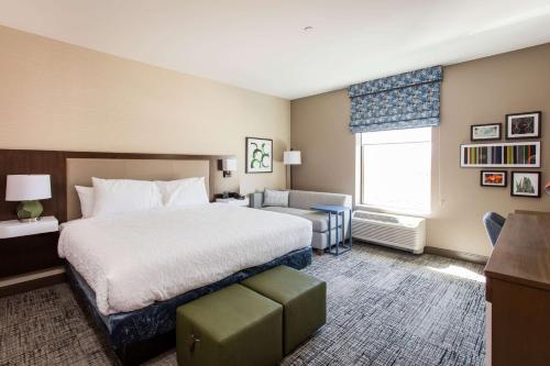 圣乔治Hampton Inn & Suites St. George的酒店客房设有床和窗户。